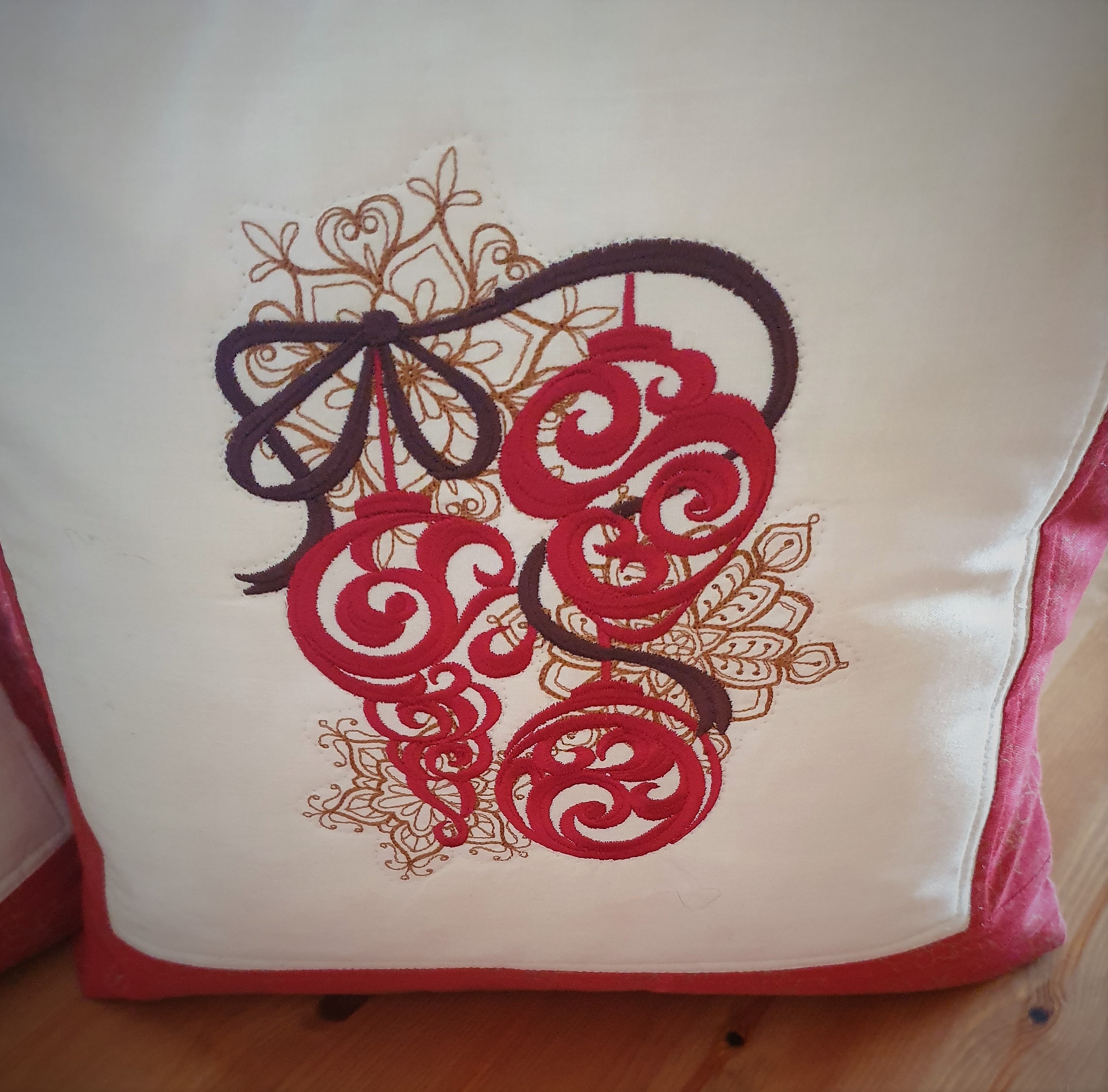 Polštář s vánoční výšivkou 40 x 40 cm