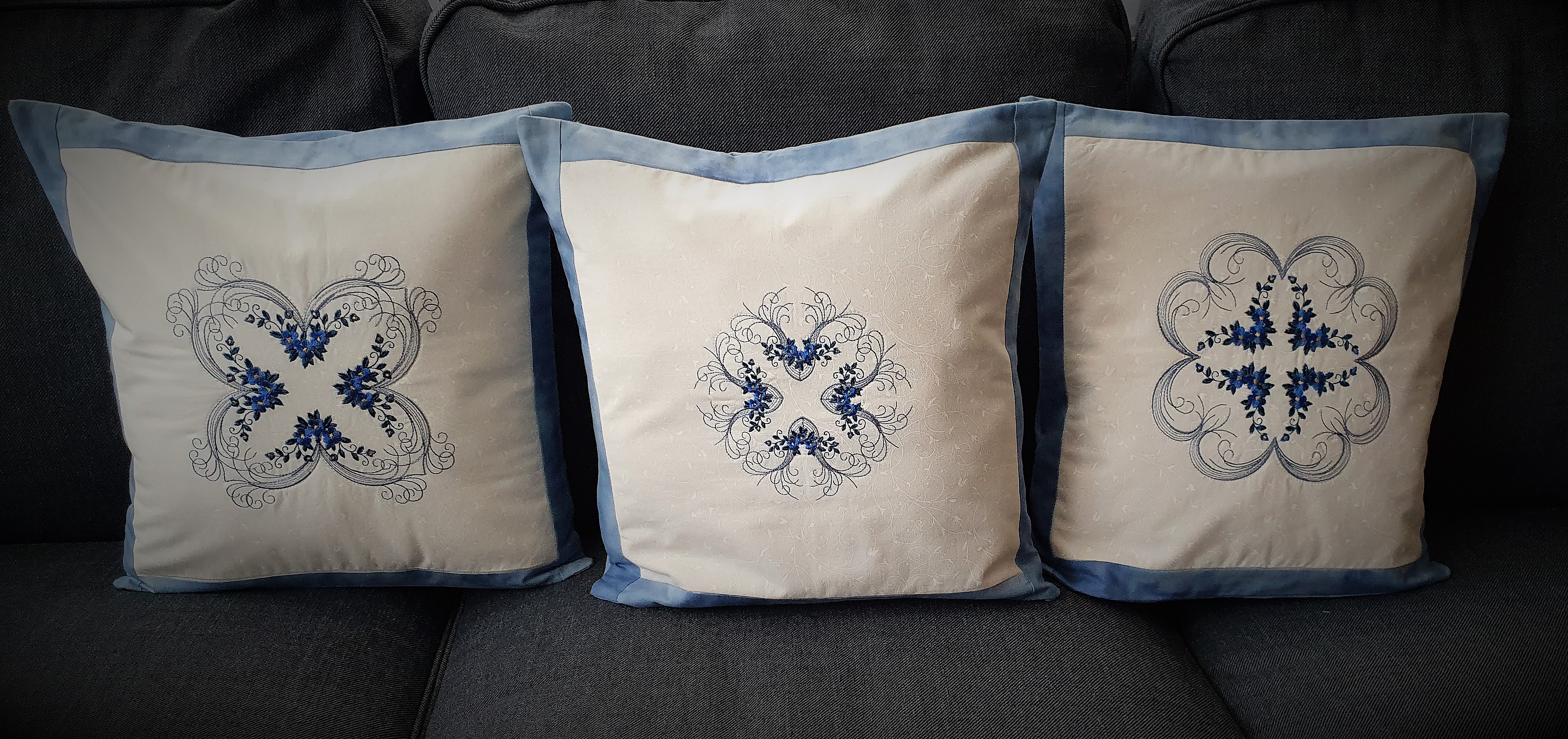 Polštář s modrou výšivkou II 37 x 37 cm