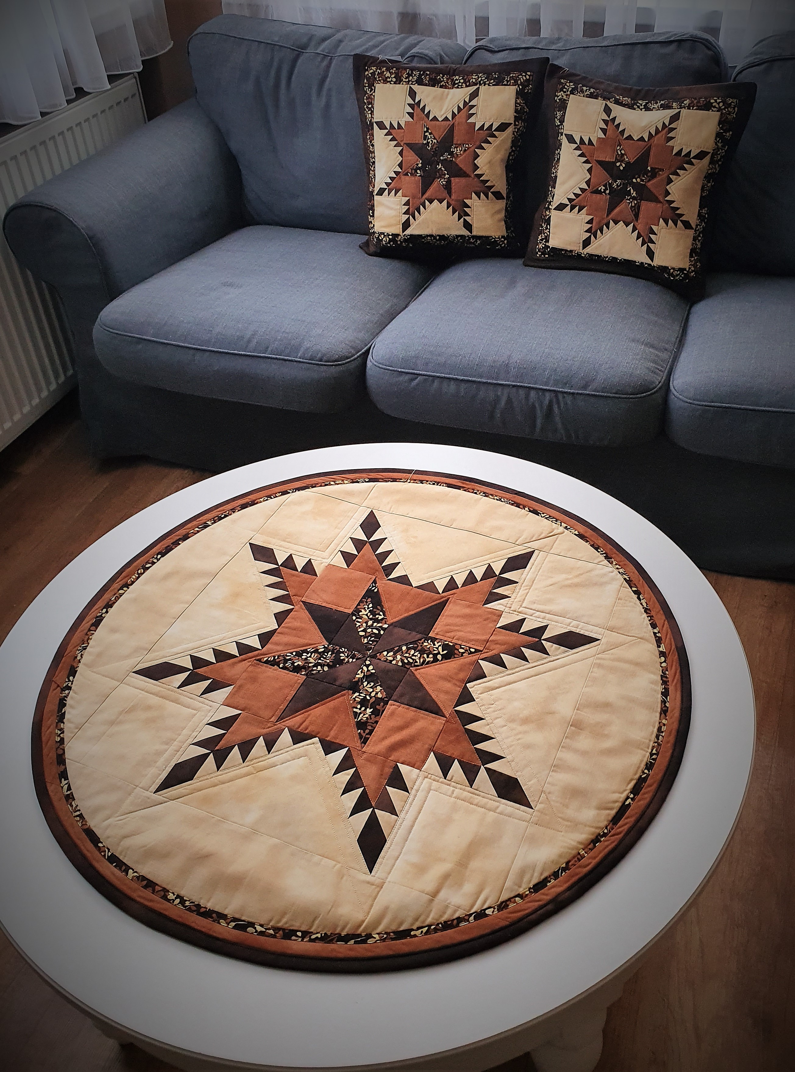 Ubrus kulatý opeřená hvězda průměr 76 cm