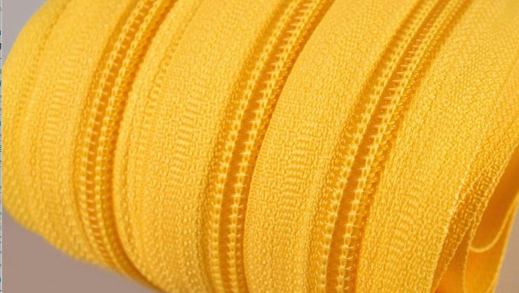Metrážový zip spirálový 3mm žlutý 111
