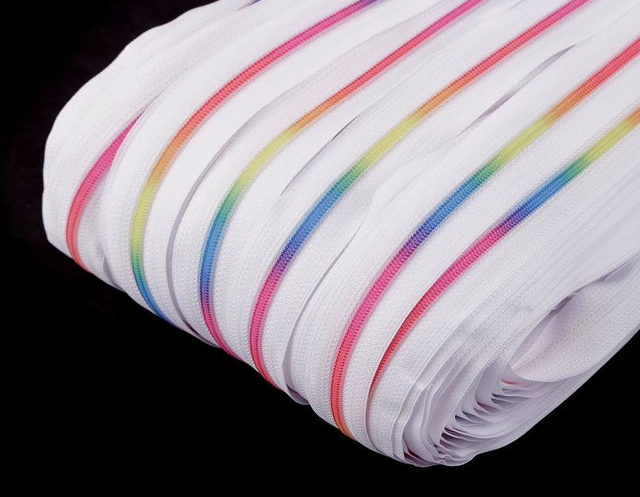 Metrážový zip spirálový 3mm bílý s duhovou spirálou