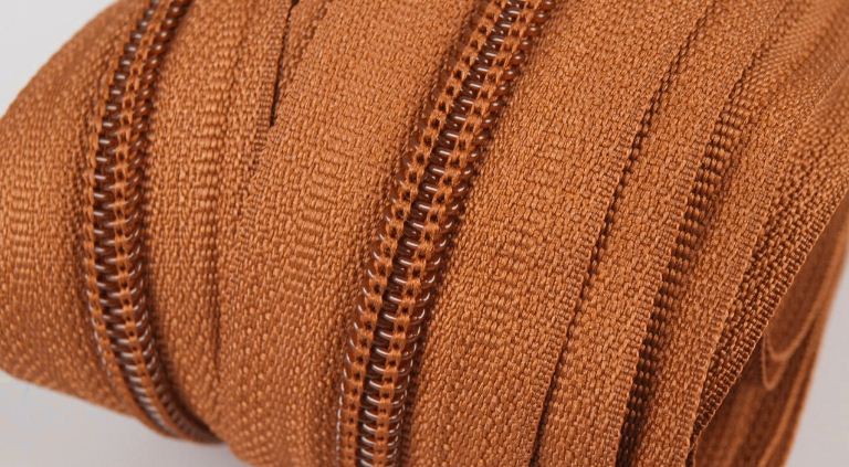 Metrážový zip spirálový 3mm hnědý 290