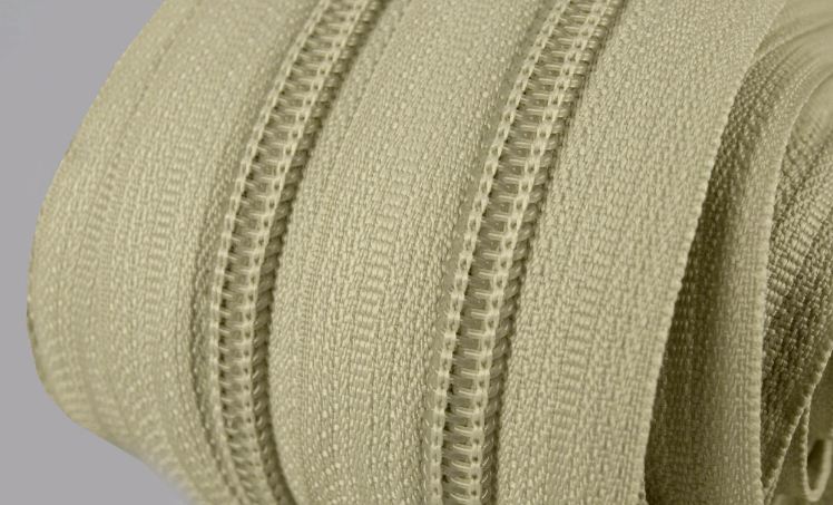 Metrážový zip spirálový 3mm kouřově zelený 295