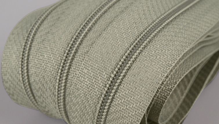 Metrážový zip spirálový 3mm zelenošedý 317