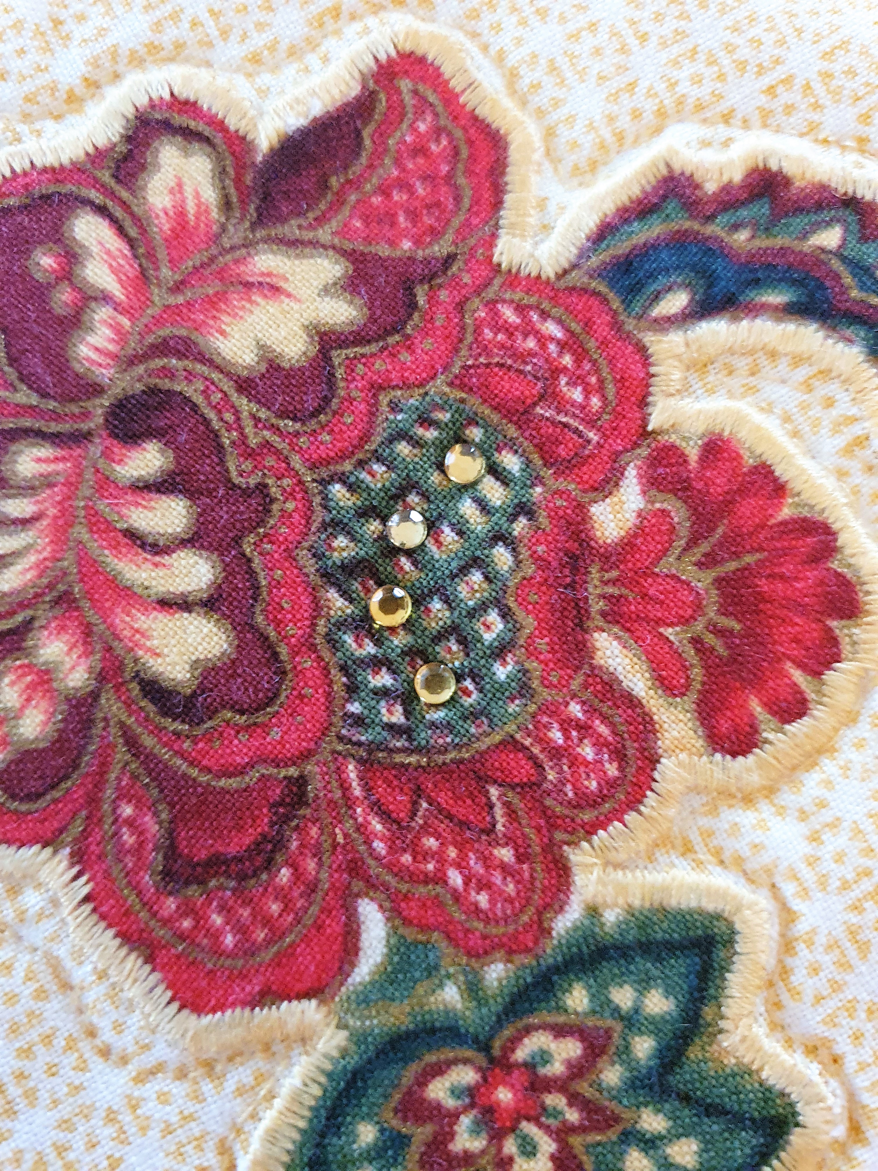 Ubrus s aplikovanými květy 65 x 65 cm