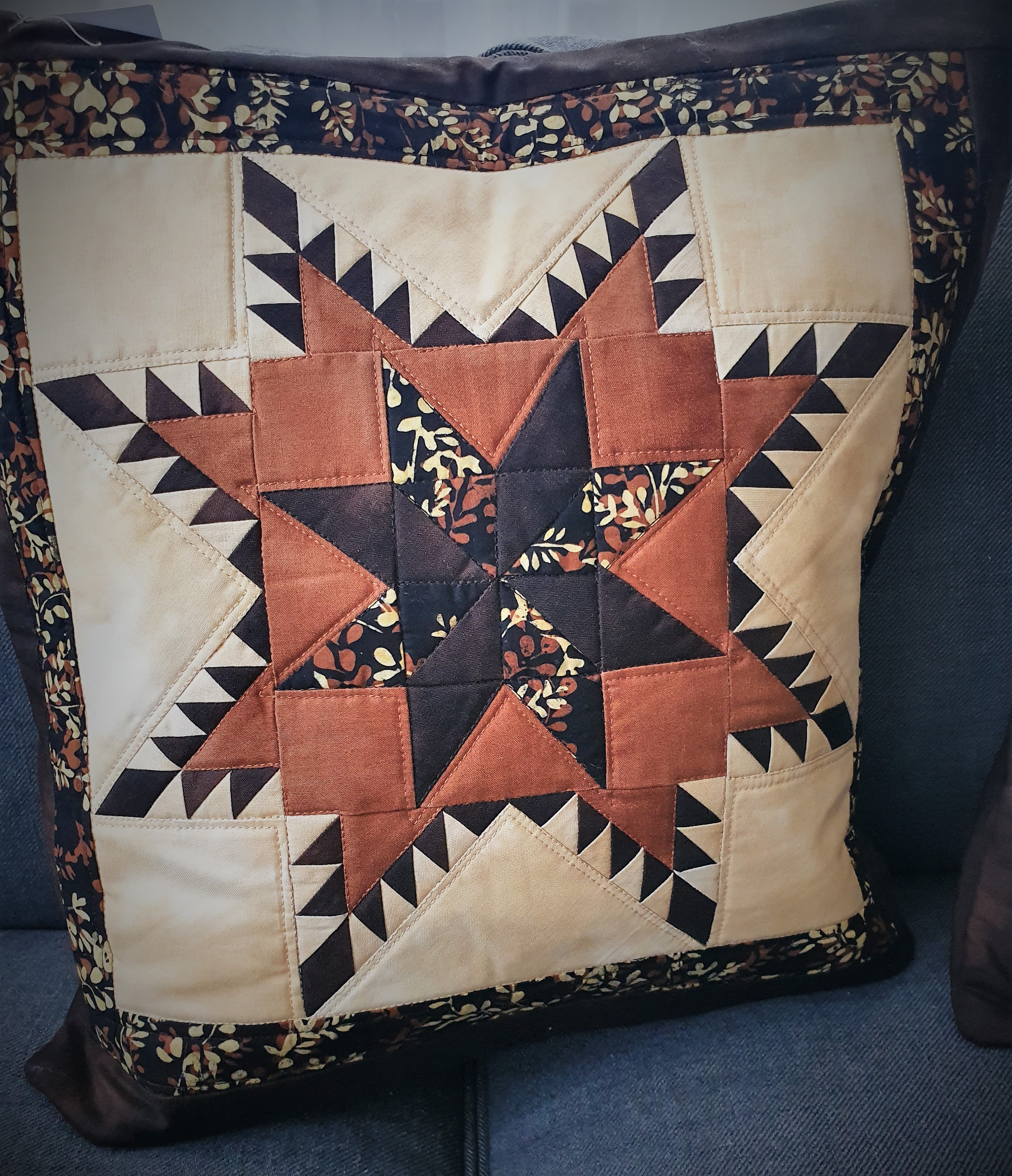 Ubrus kulatý opeřená hvězda průměr 76 cm