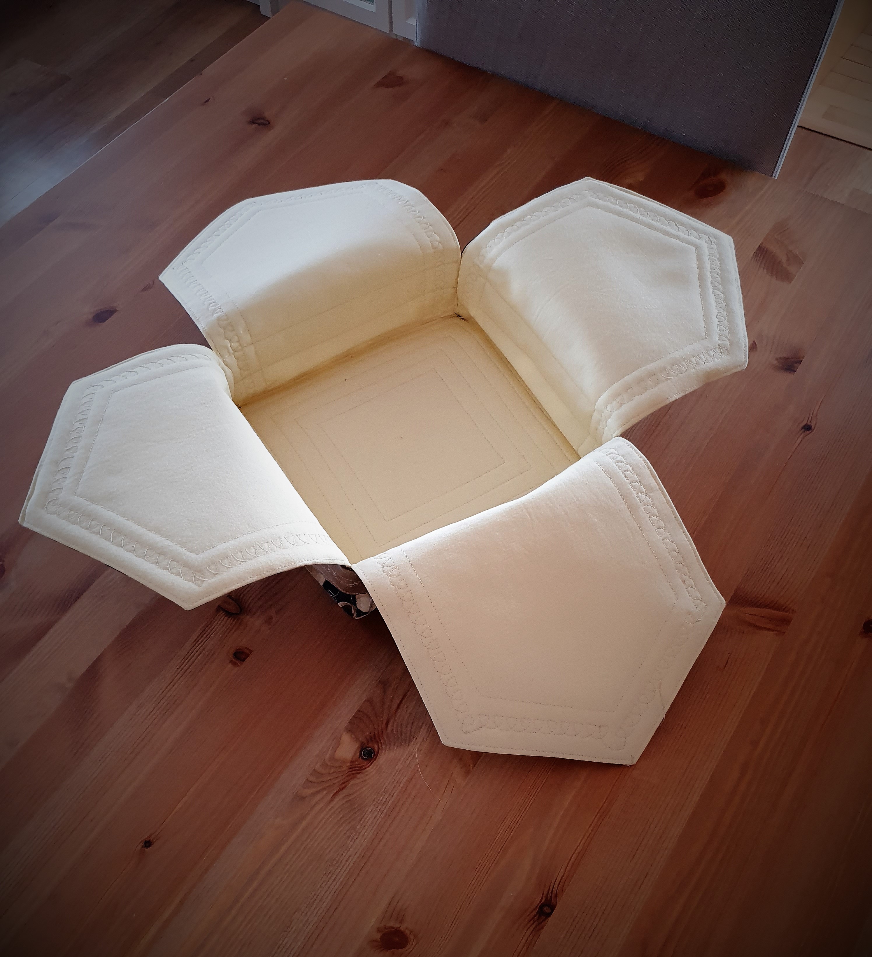 Látková krabička třeba na bonbóny